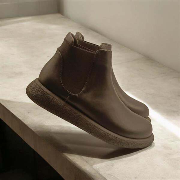 Daily Siyah Deri Kadın Bot - 1