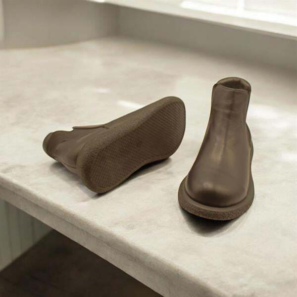 Daily Siyah Deri Kadın Bot - 2