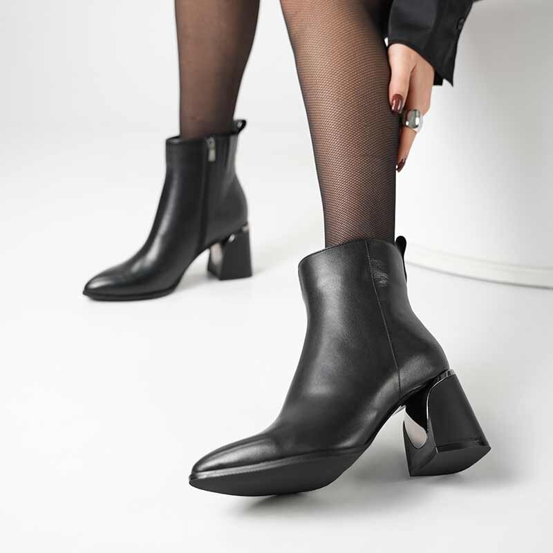 Valeria Siyah Gerçek Deri Kadın Bot – Sivri Burun, TPU Kaymaz Taban, 7.5 cm Metal Aksesuarlı Topuk - 2