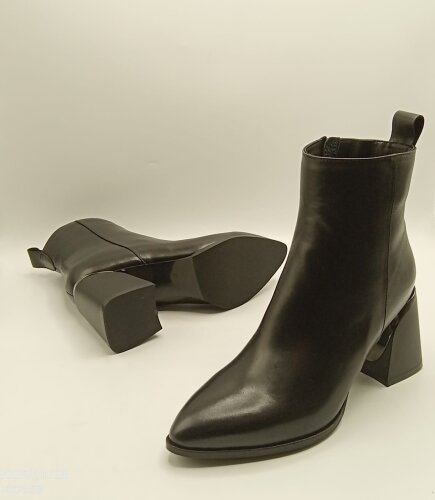 Valeria Siyah Gerçek Deri Kadın Bot – Sivri Burun, TPU Kaymaz Taban, 7.5 cm Metal Aksesuarlı Topuk - 8