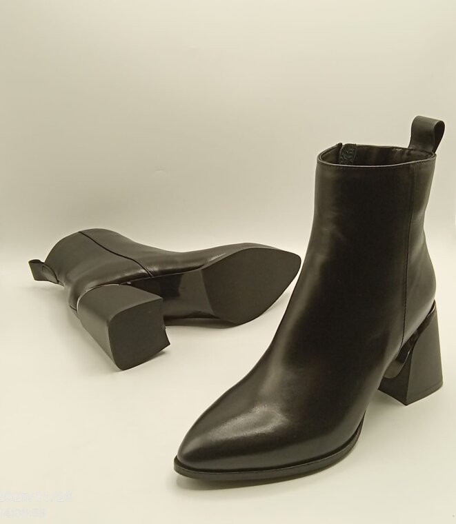 Valeria Siyah Gerçek Deri Kadın Bot – Sivri Burun, TPU Kaymaz Taban, 7.5 cm Metal Aksesuarlı Topuk - 8