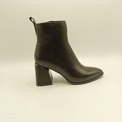 Valeria Siyah Gerçek Deri Kadın Bot – Sivri Burun, TPU Kaymaz Taban, 7.5 cm Metal Aksesuarlı Topuk - 7